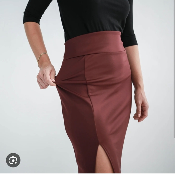Encircled Performance Pencil Skirt - Picture 2 of 7